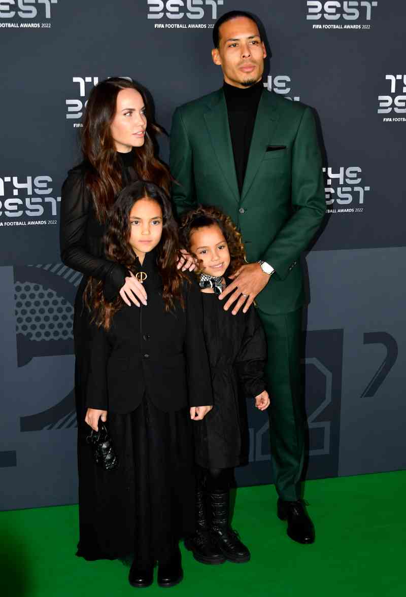 Asistiendo a los Premios de Fútbol de la FIFA en París con su esposa Rike Nooitgedagt y dos de sus hijos